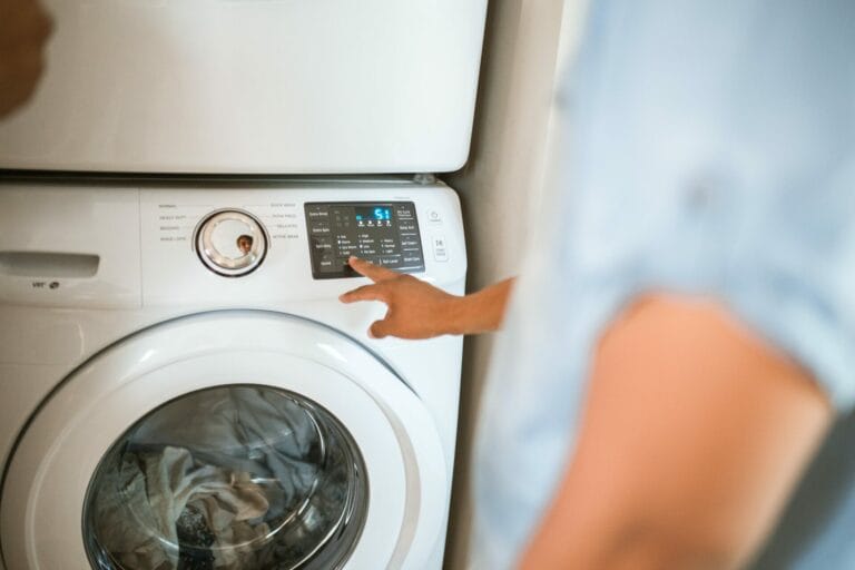Pessoa usando o painel digital de uma máquina de lavar roupa