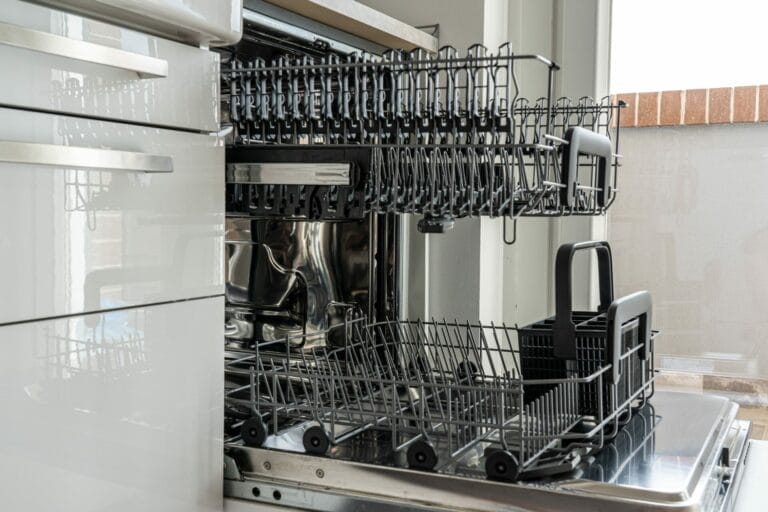 lava louças aberta esperando que coloquem pratos para serem lavados